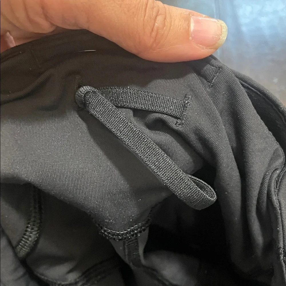 Lululemon Hot Yoga Running size 6 Zippers, pockets, Cropped Leggings